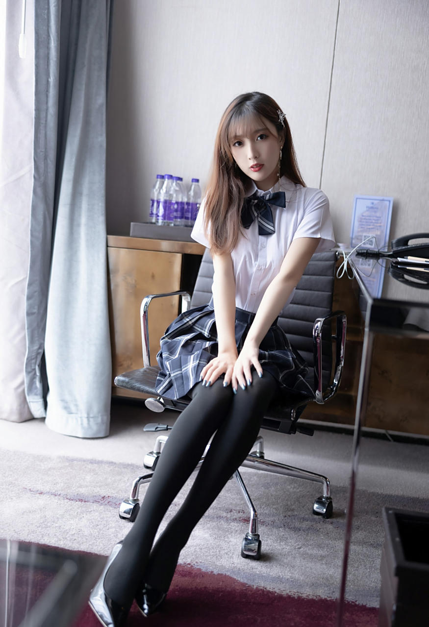 她的妆容精致华丽,彷佛绘画中走出来的艺术品.