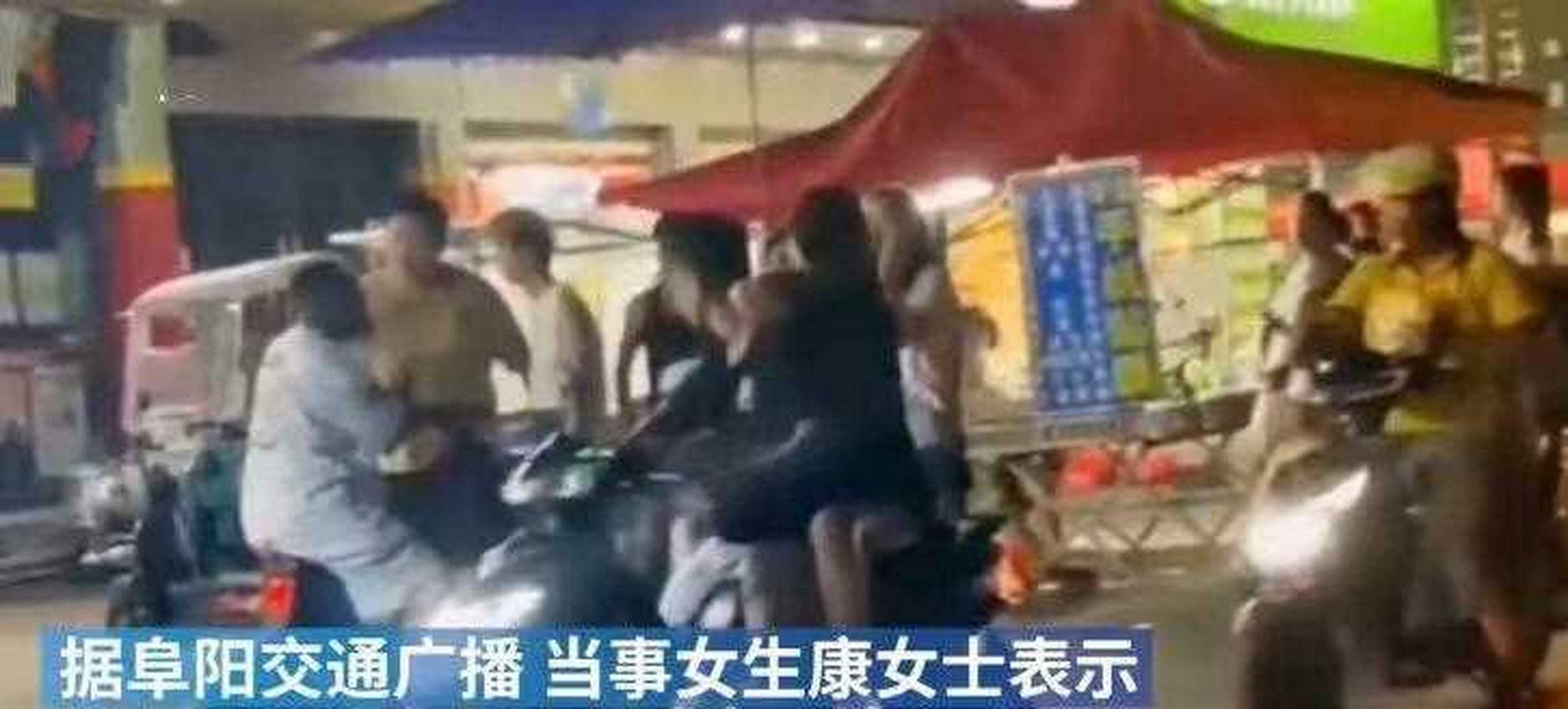 一位骑着电动车的黑人男子,只见他停下车对着一个中国女孩,唧哩呱啦说