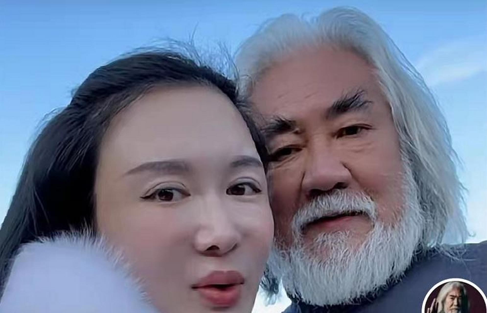 70岁张纪中携全家登黄山,与娇妻嘟嘴自拍,爱情面前年龄不是问题 时间