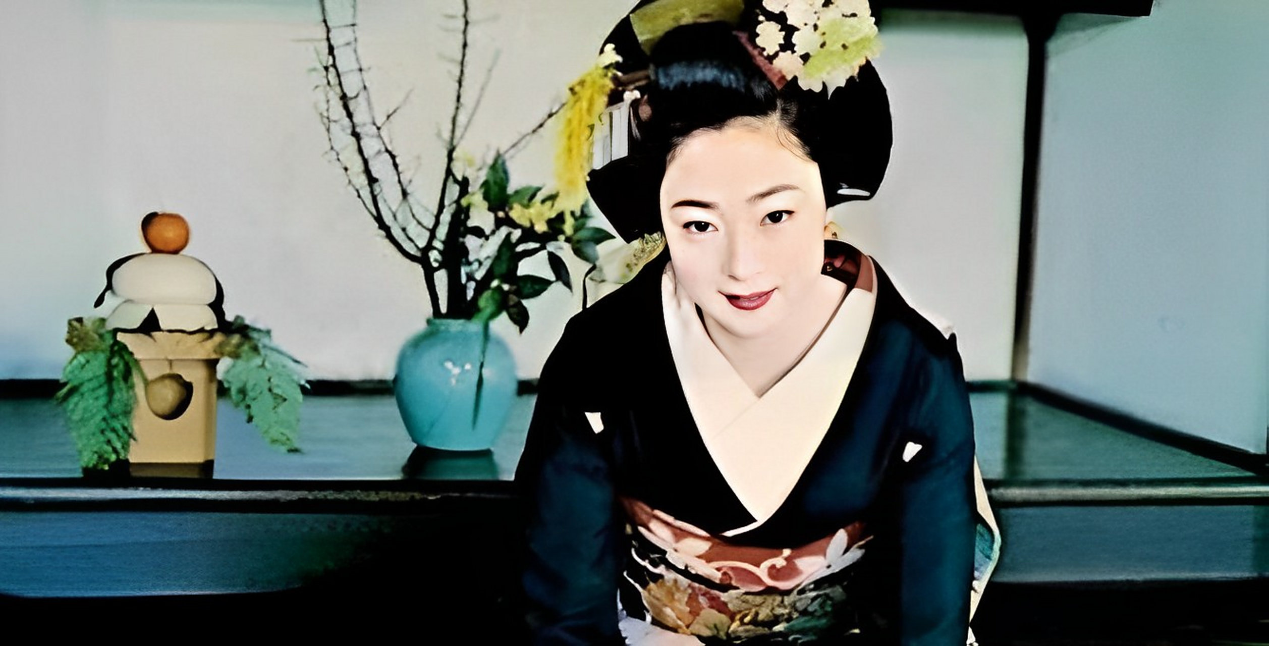 图为日本国宝级艺伎岩崎峰子.她精通韵律,舞蹈,茶道,礼仪.