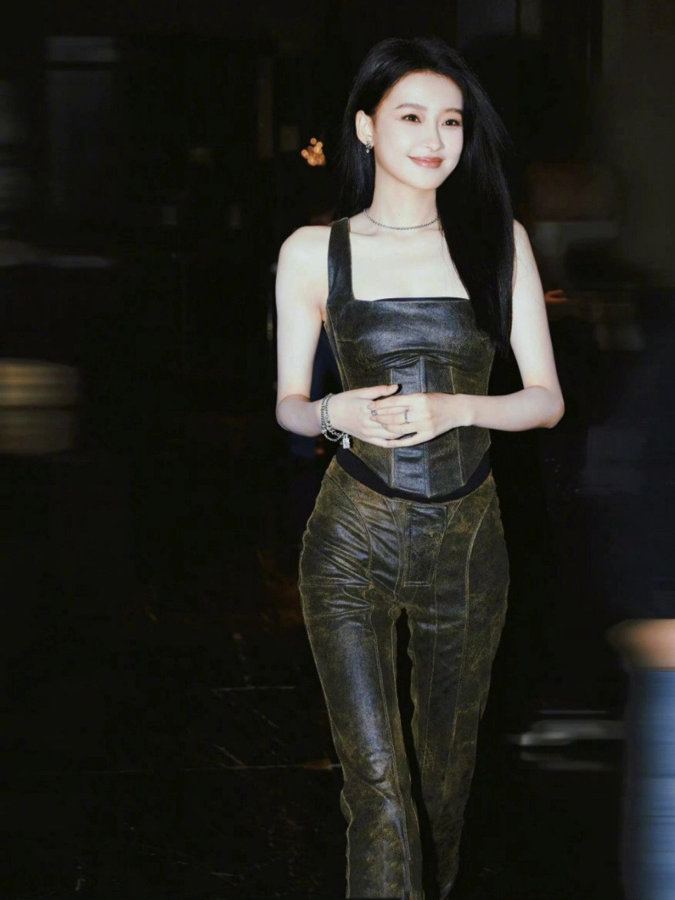 孙怡皮衣皮裤加上 黑色皮鞋,一整套穿搭可 以说是妥妥的酷girl了