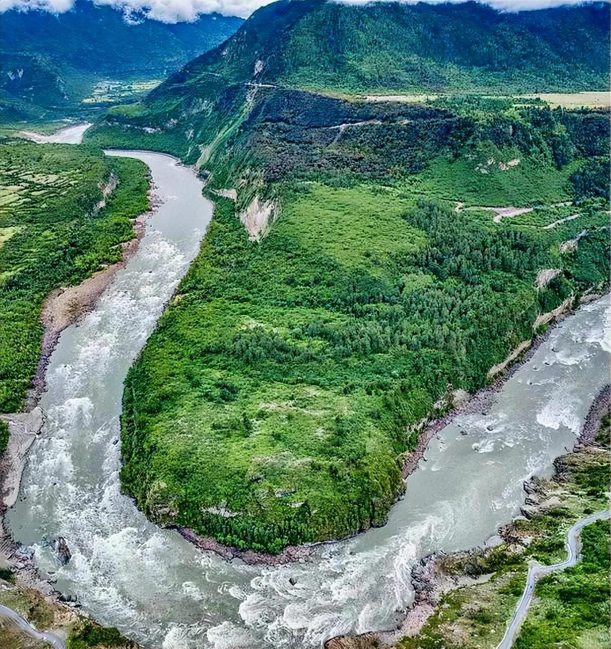 亚马逊河是世界上流量最大的河流之一,每秒向海洋排放约2.3亿升的水.
