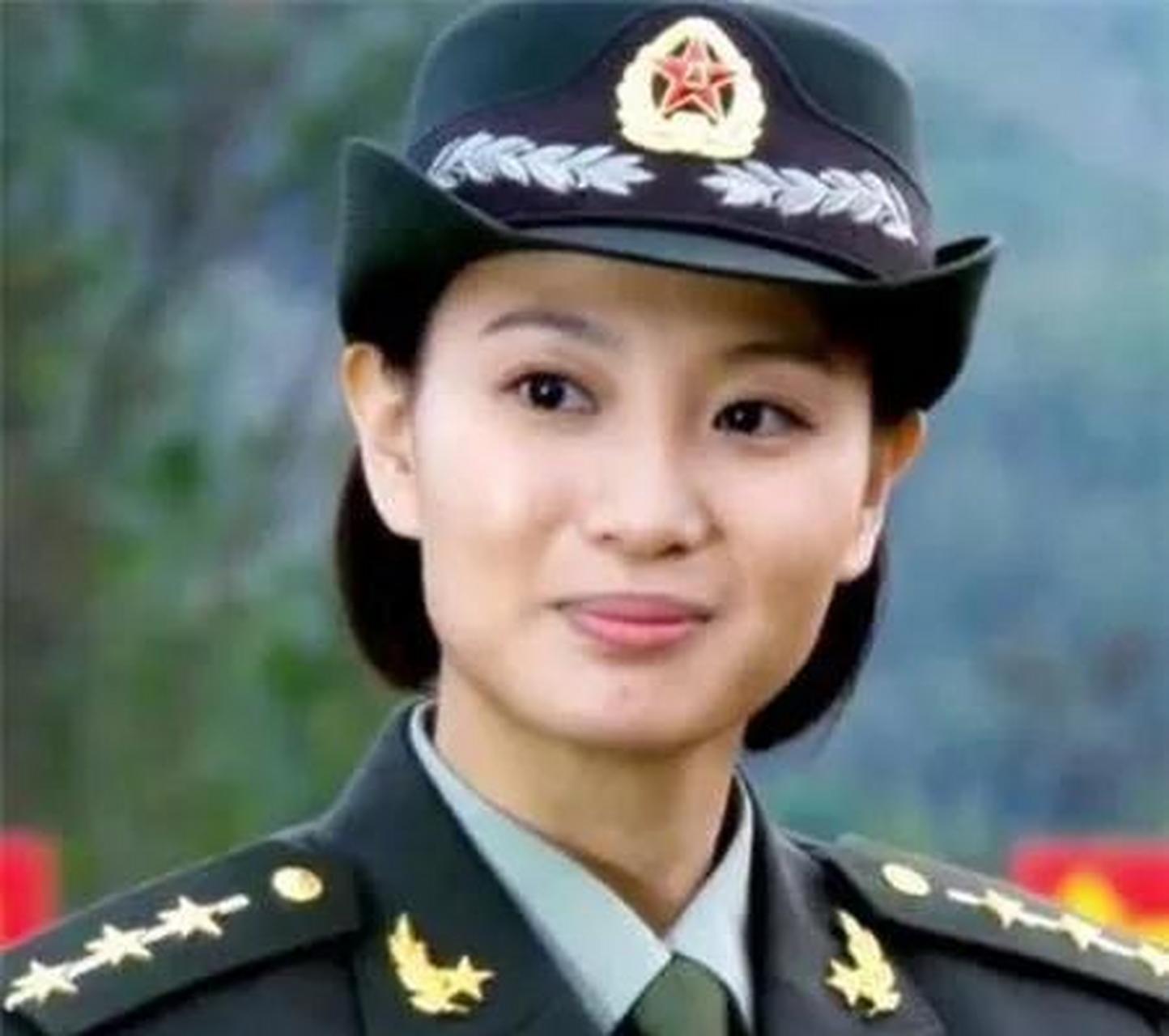 侯梦莎,身高169cm,体重50kg,身材高挑苗条,性感妩媚,活波可爱,动作