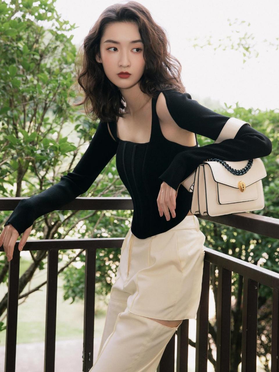 对王玉雯的印象始于少年派里的乖 乖校花邓小琪,平时观察她的私服风