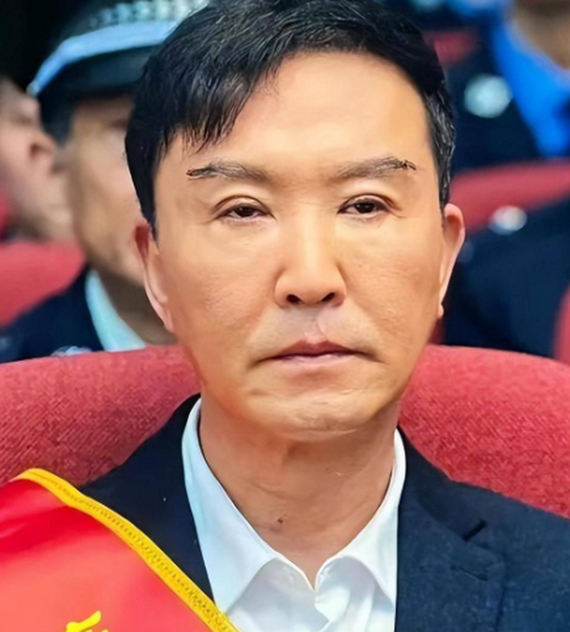 61岁吴刚病愈后出国旅游!与年轻女粉合影心情好,面色潮红显年轻  4月5