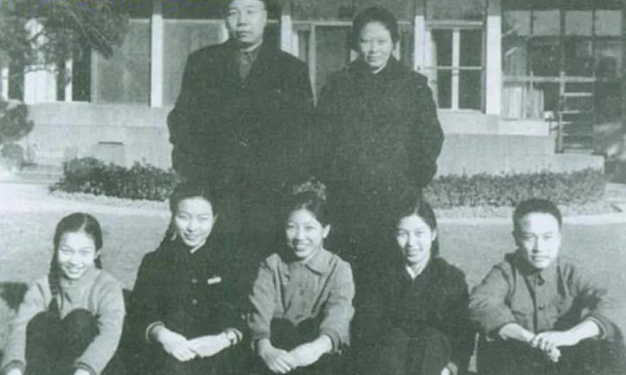 领动计划# 萧华将军的全家福 前排左起:萧霞(四女儿),萧霜(三女儿)