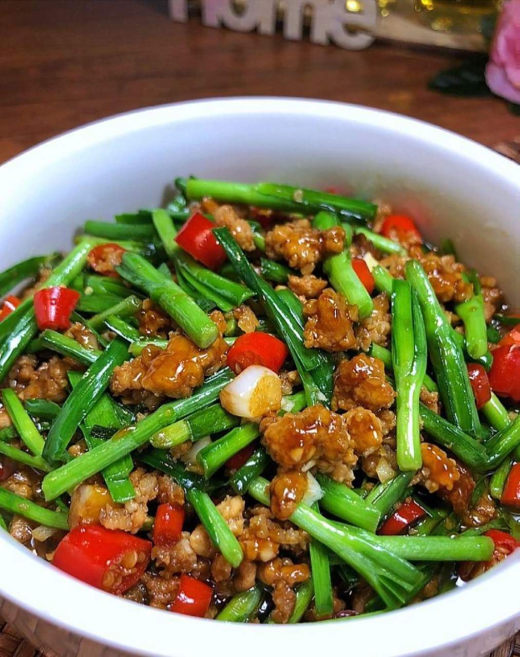 韭菜炒肉! ?食材:韭菜一把,肉末一小碗,小米辣3/4根,蒜头3/4瓣 ?