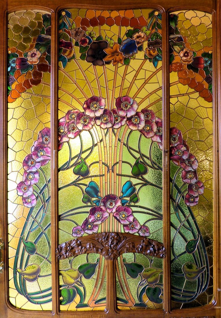上个世纪初建筑中那些新艺术风格的彩绘玻璃门,每一扇都想打开,看看门