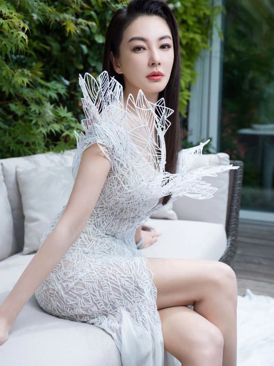 张雨绮戛纳电影节第二套造型,身穿tony ward 2023春夏高级定制,纯白