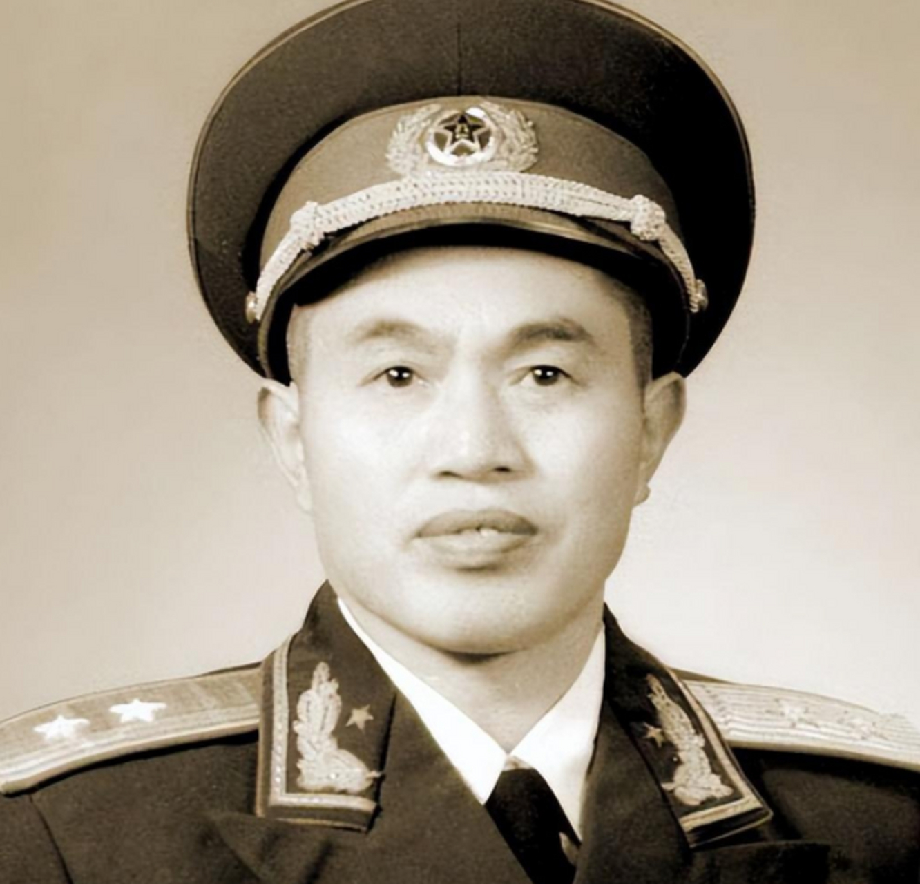 皮定均出任兰州军区司令,四年跑坏四辆吉普,脸被大风吹歪 皮定均到任