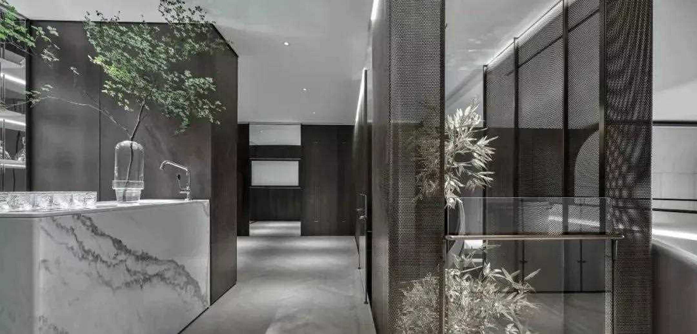 上海浦东汤臣一品767㎡复式住宅[笑哭] 采用现代简约的设计风格,空间