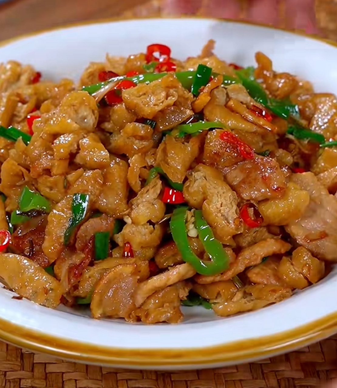 油豆腐炒肉在家你就像我这样做,做法简单,香辣入味非常下饭.豆腐切成