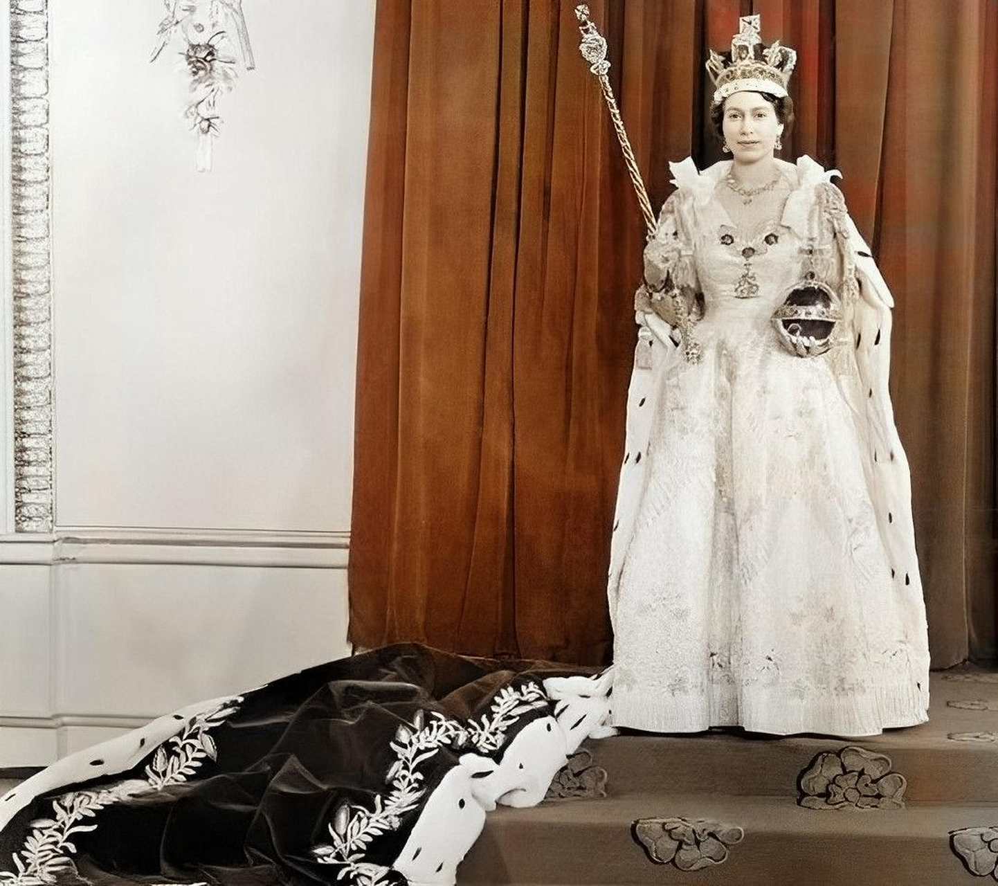 她不值得1953年,伊丽莎白二世·女王穿着一件紫色天鹅绒长袍,上面绣有