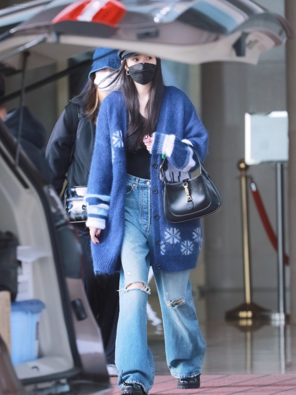 杨幂机场时尚秀,秋日暖阳下的穿搭艺术  杨幂在机场的街拍中展示了她