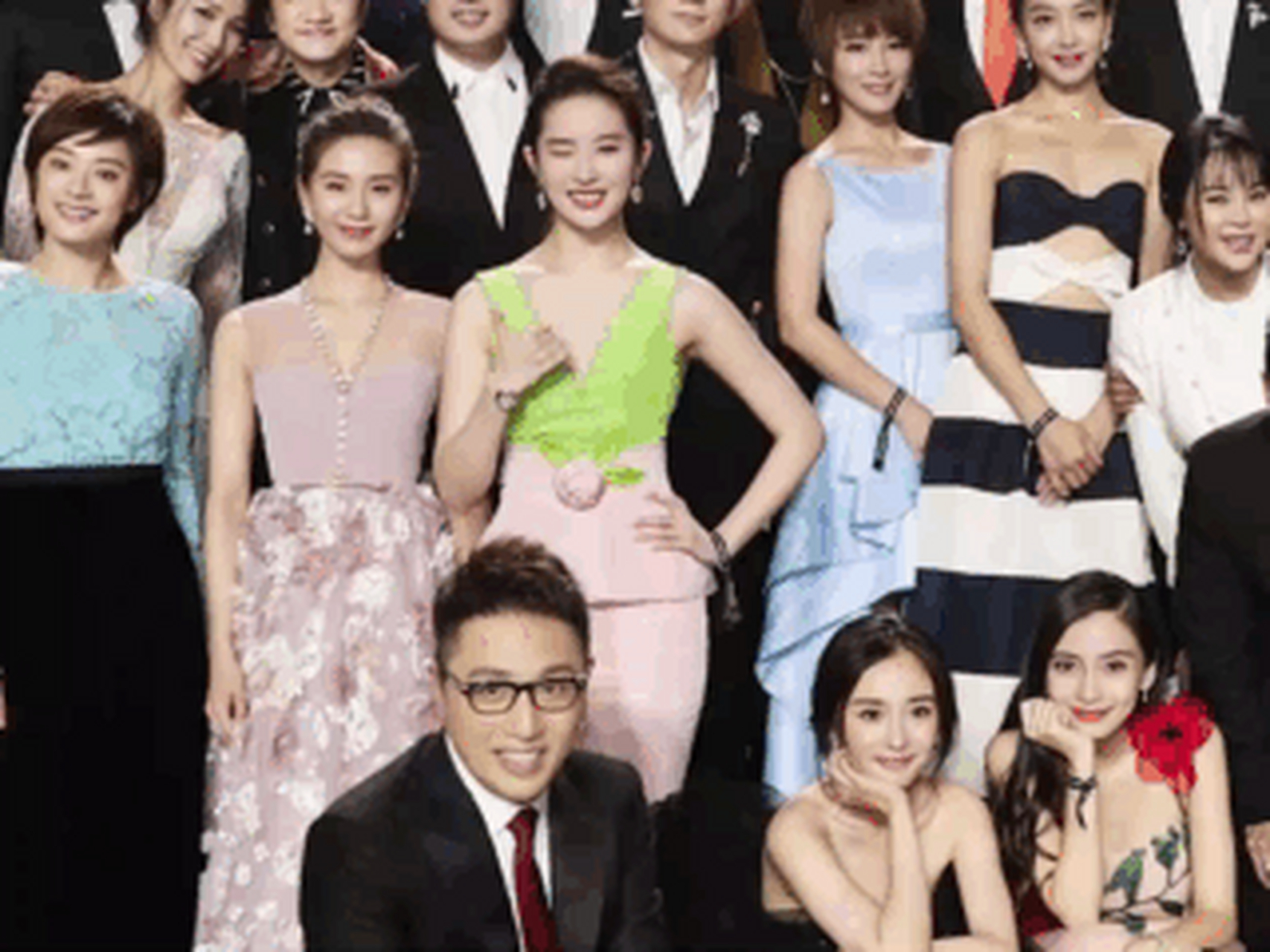 2016年,刘亦菲穿着一身绿色的寿桃礼服,参加慈善芭莎晚会,被全网嘲"