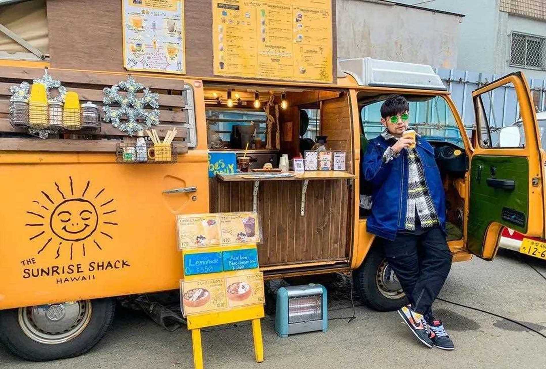 周杰伦最新街拍!蓝色牛仔外套配格纹衬衫,百搭又时髦,你就说帅不帅吧?