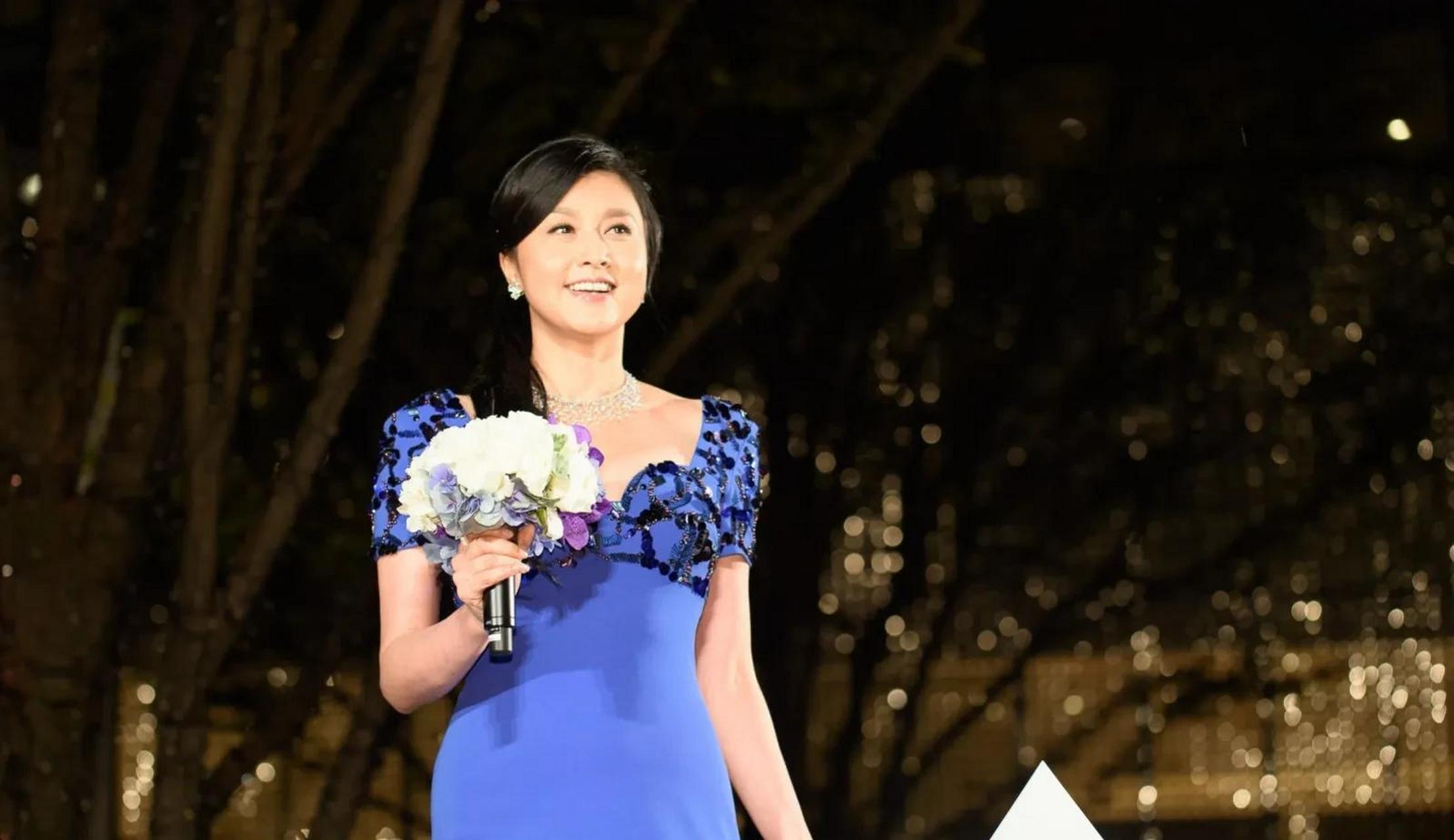 gif创作人# 藤原纪香穿皇家蓝尽显高贵,挺拔身姿惹眼,乍一看谁能觉得