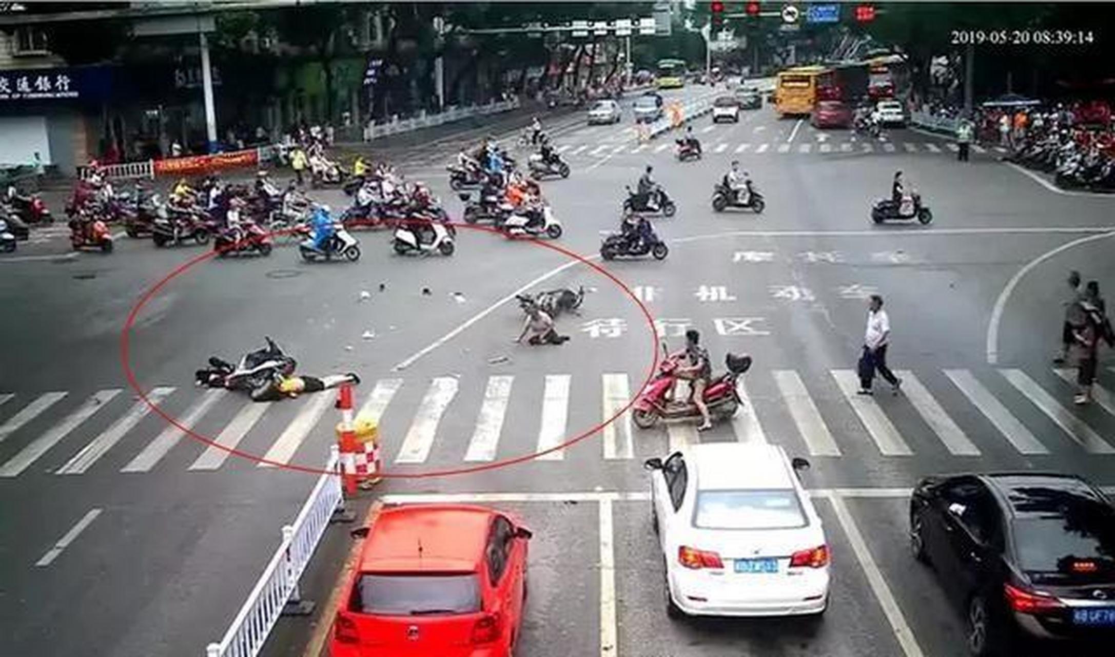 城市颁布限制电动车条例,减少闯红灯,逆向行驶,占道抢道等行为,能改善