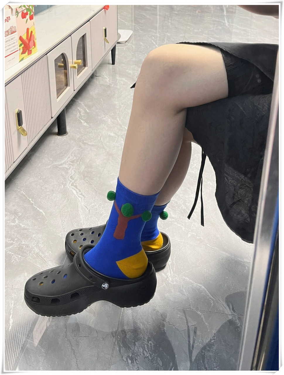 别管别人怎么说,我就是喜欢穿洞洞鞋搭配袜子!