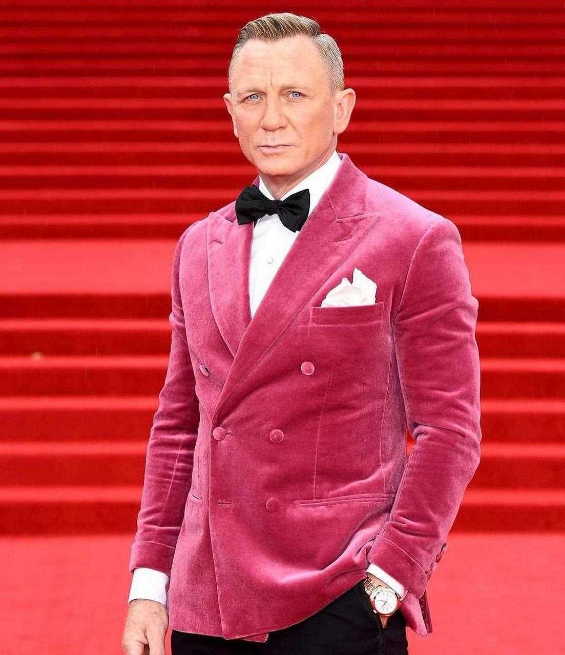 丹尼尔克雷格这身骚粉丝绒西装你有勇气挑战吗?  [羊驼]