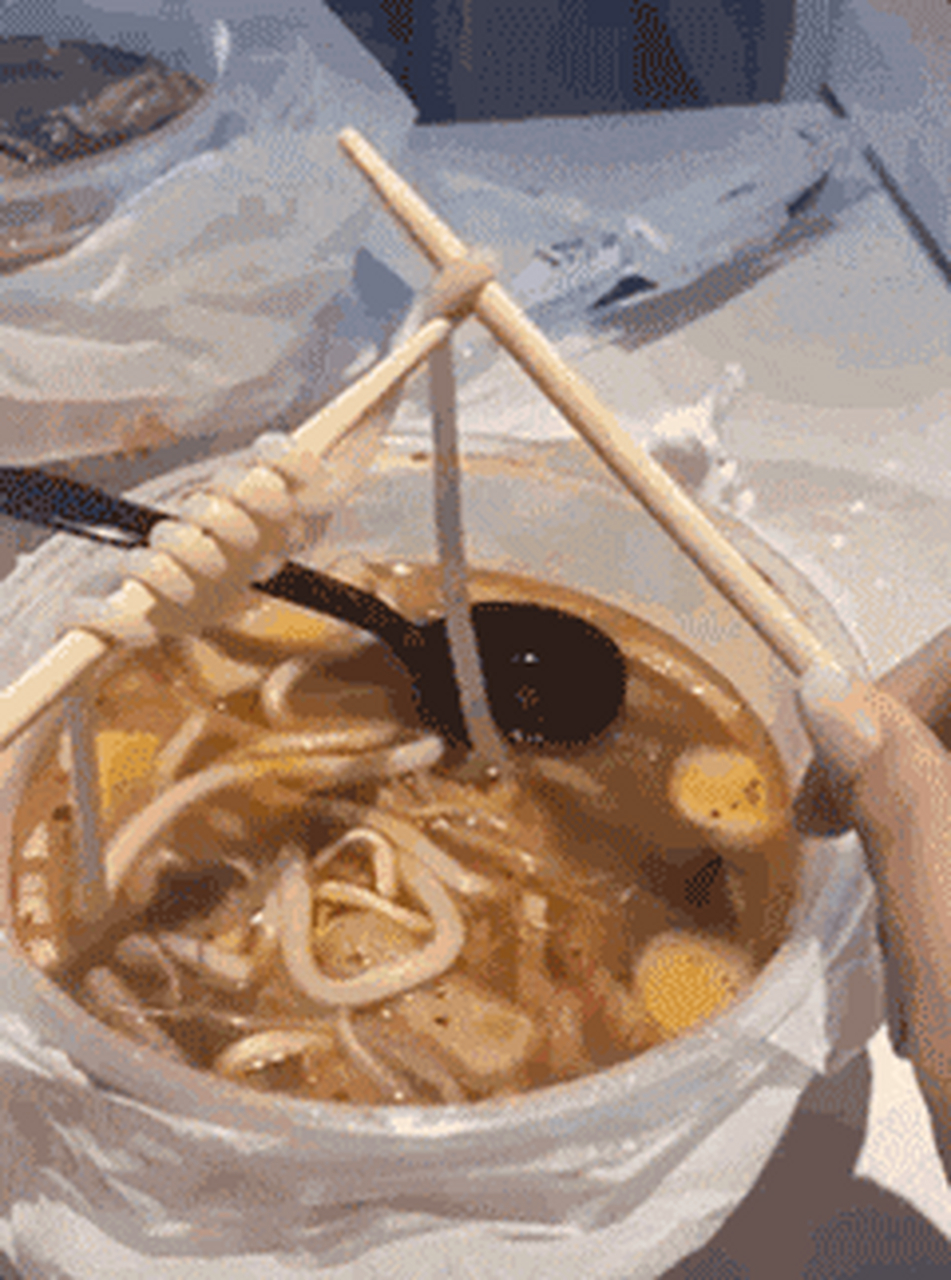 搞笑gif动图:注意看第二张,你竟然是这样吃土豆粉的!