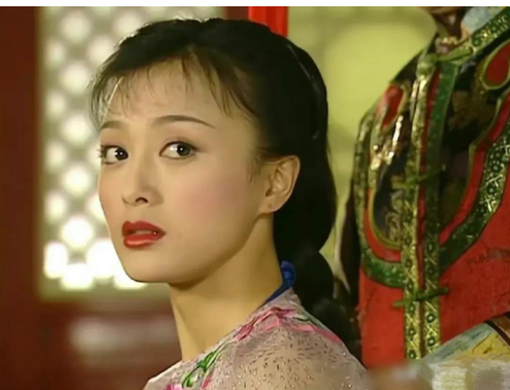 《还珠格格》里知画的透明亮片睡衣,现在看来也是相当炸裂!