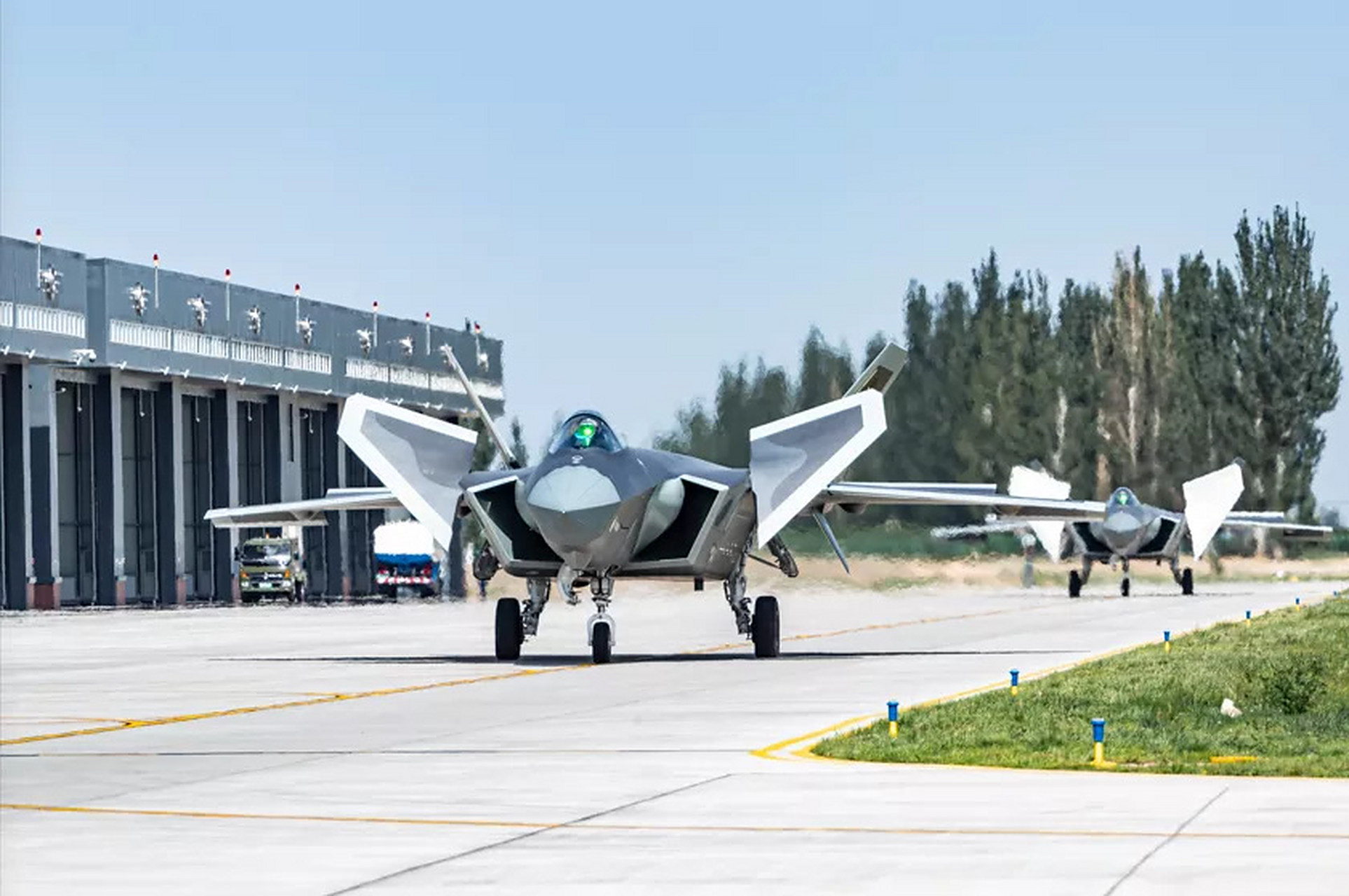 20隐形战斗机的全封闭机库,相比于传统的机棚,这种机库