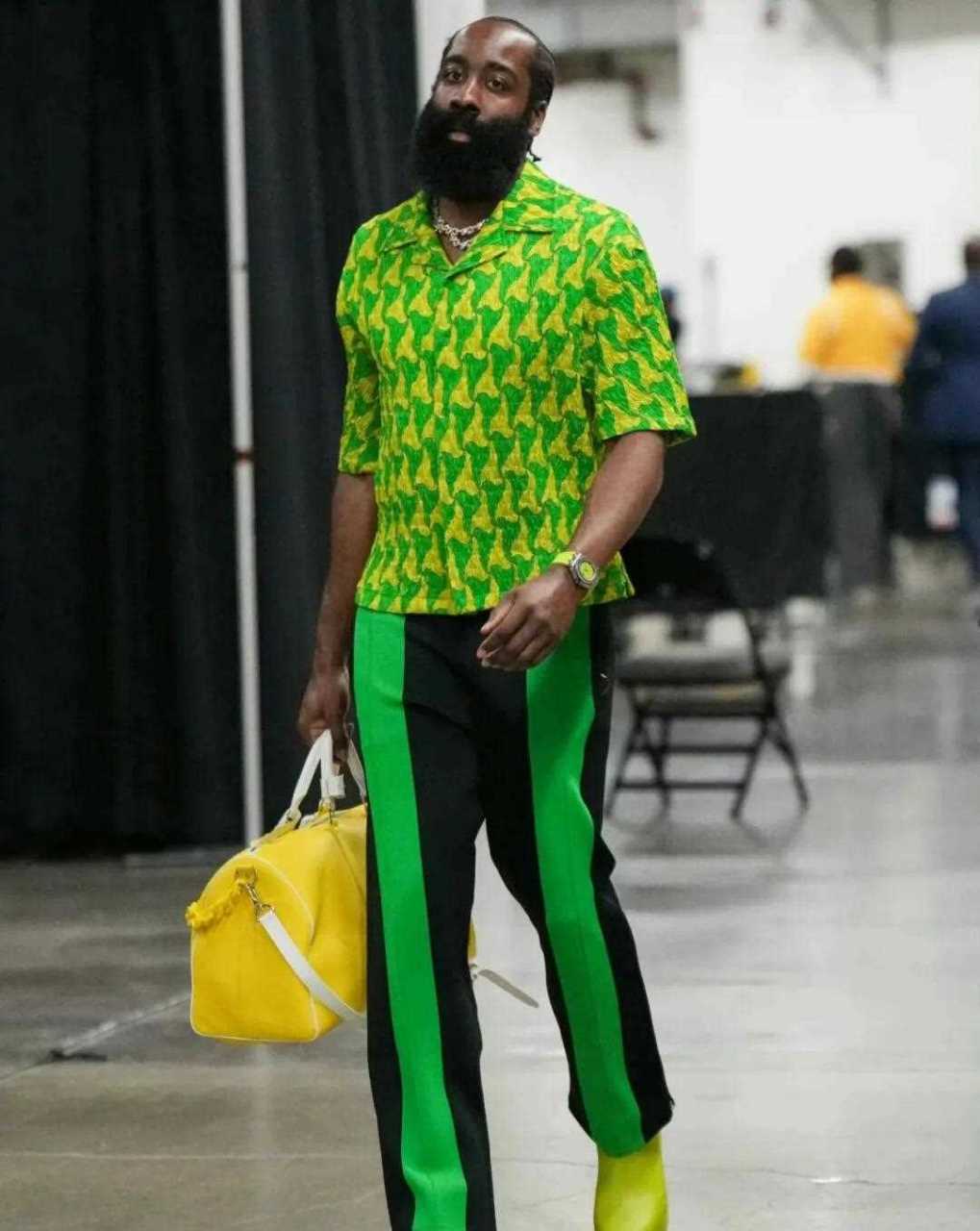 哈登才是nba穿搭天花板吧,硬是把他看顺眼了.