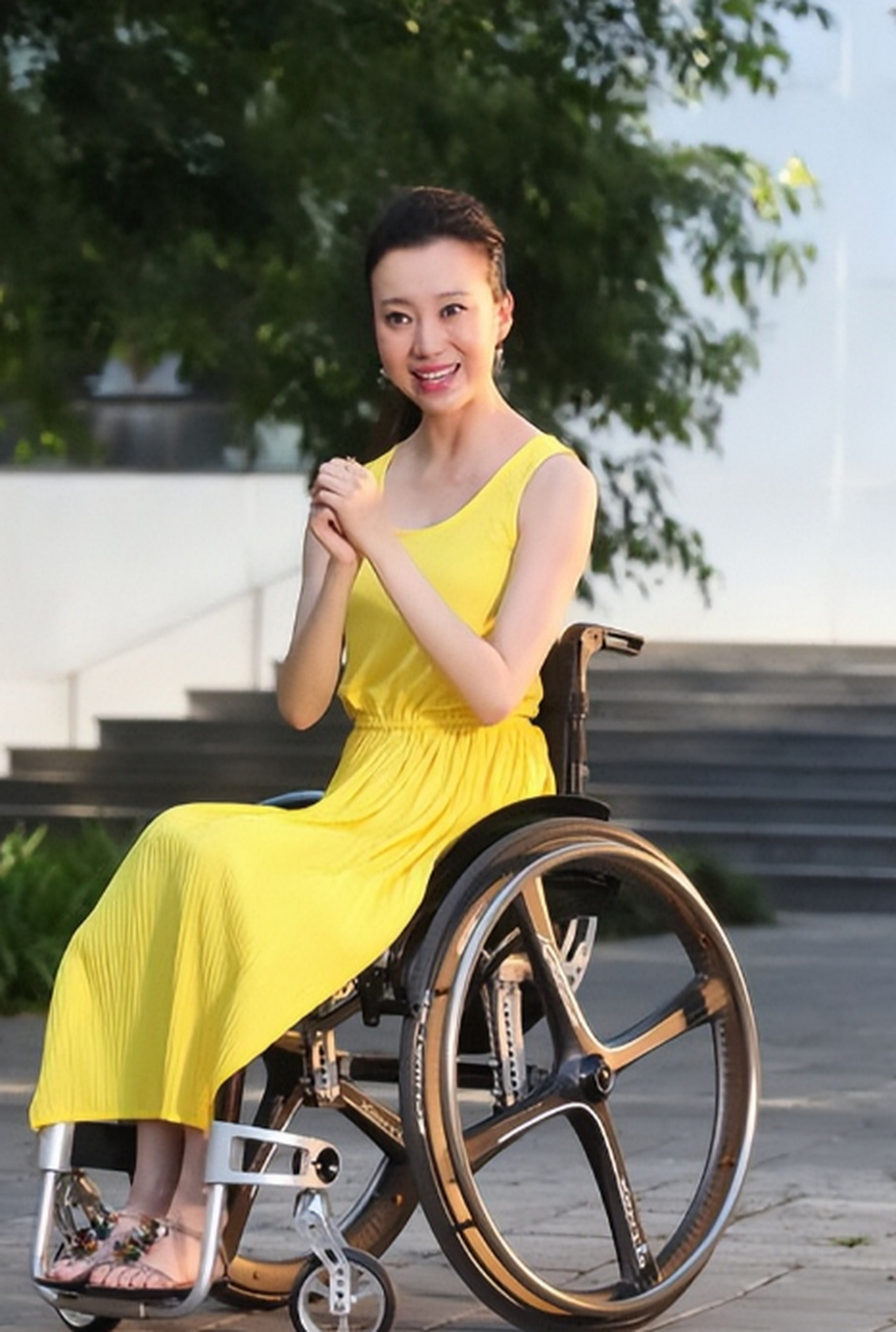 遭婚内出轨后,她逆袭成身家过亿,后来小三瘫痪,名导