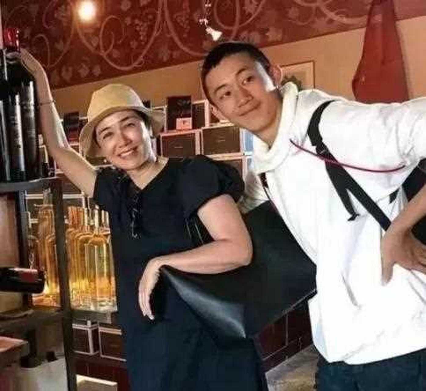 蒋雯丽儿子顾和和罕见曝光,身高已超过父母,脸型像父亲顾长卫.