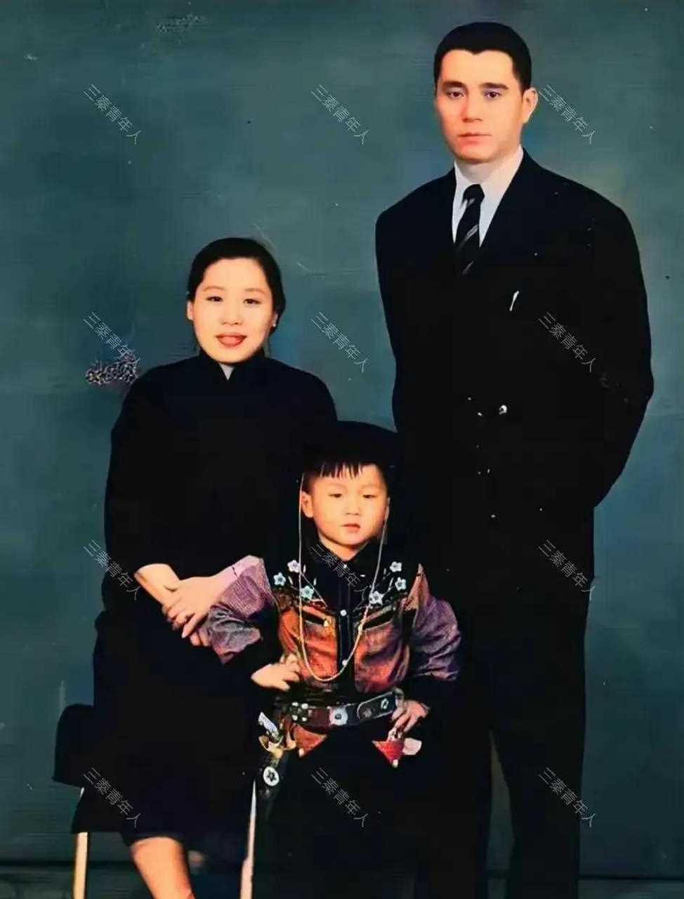 四岁的成龙小时候挺可爱,大了太丑了不过长的像妈妈[good]