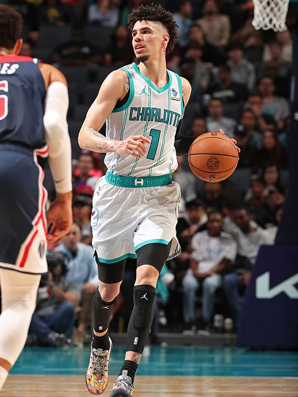 nba常规赛:鲍尔25 6 6,海沃德27 5 9,威廉姆斯21 24,库兹马17 6,黄蜂