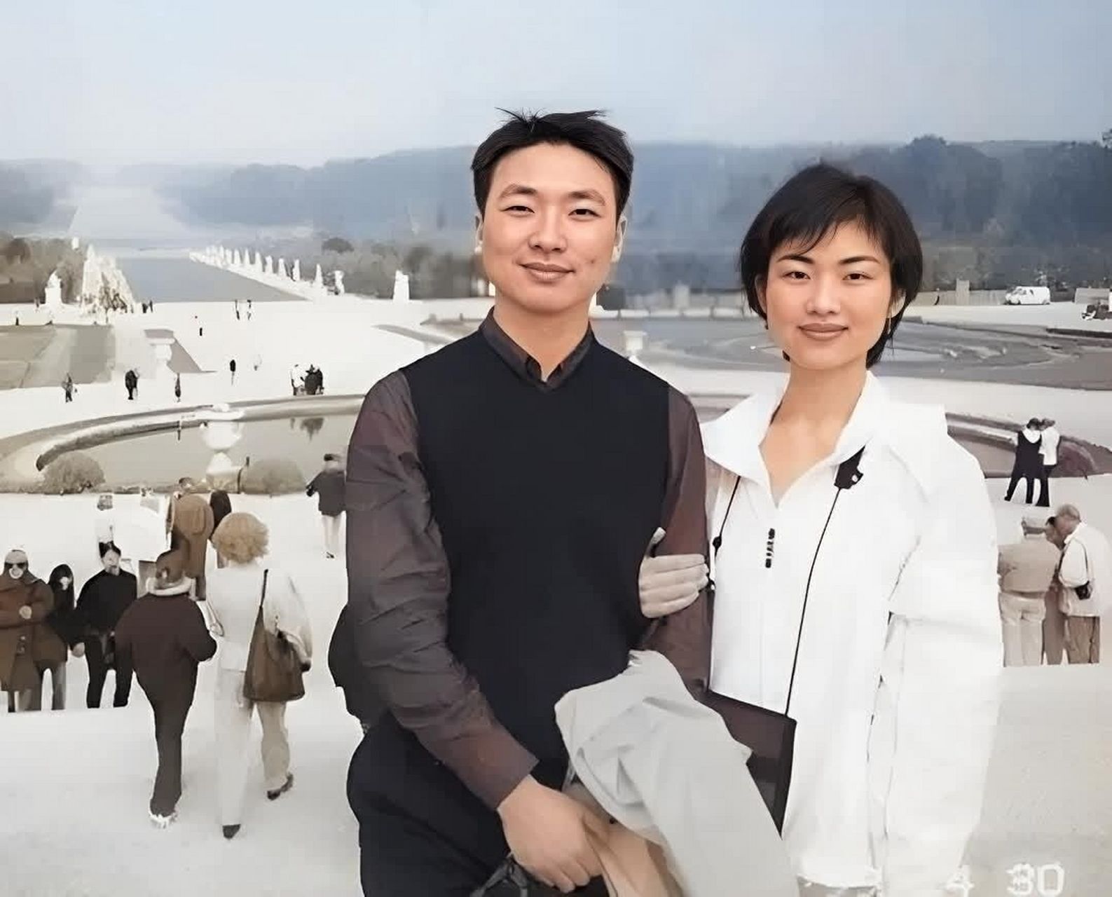 90年代,主持人康辉与女友刘雅洁的珍贵合影,画面中的两人十分的青涩