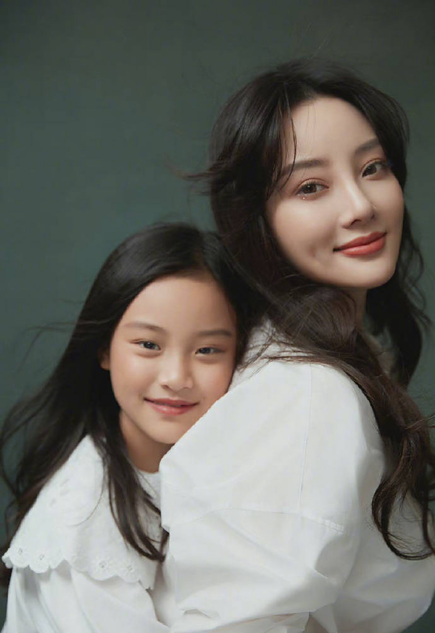 李小璐和甜馨二人的写真,母女二人甜蜜的依靠在一起,甜馨穿吊带连衣裙