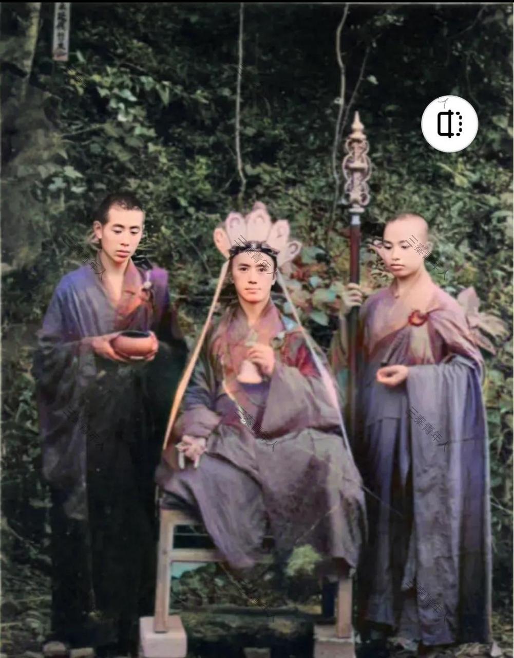 1956年,在江西的云居山里,一张珍贵的老照片记录着海灯法师的打坐景象