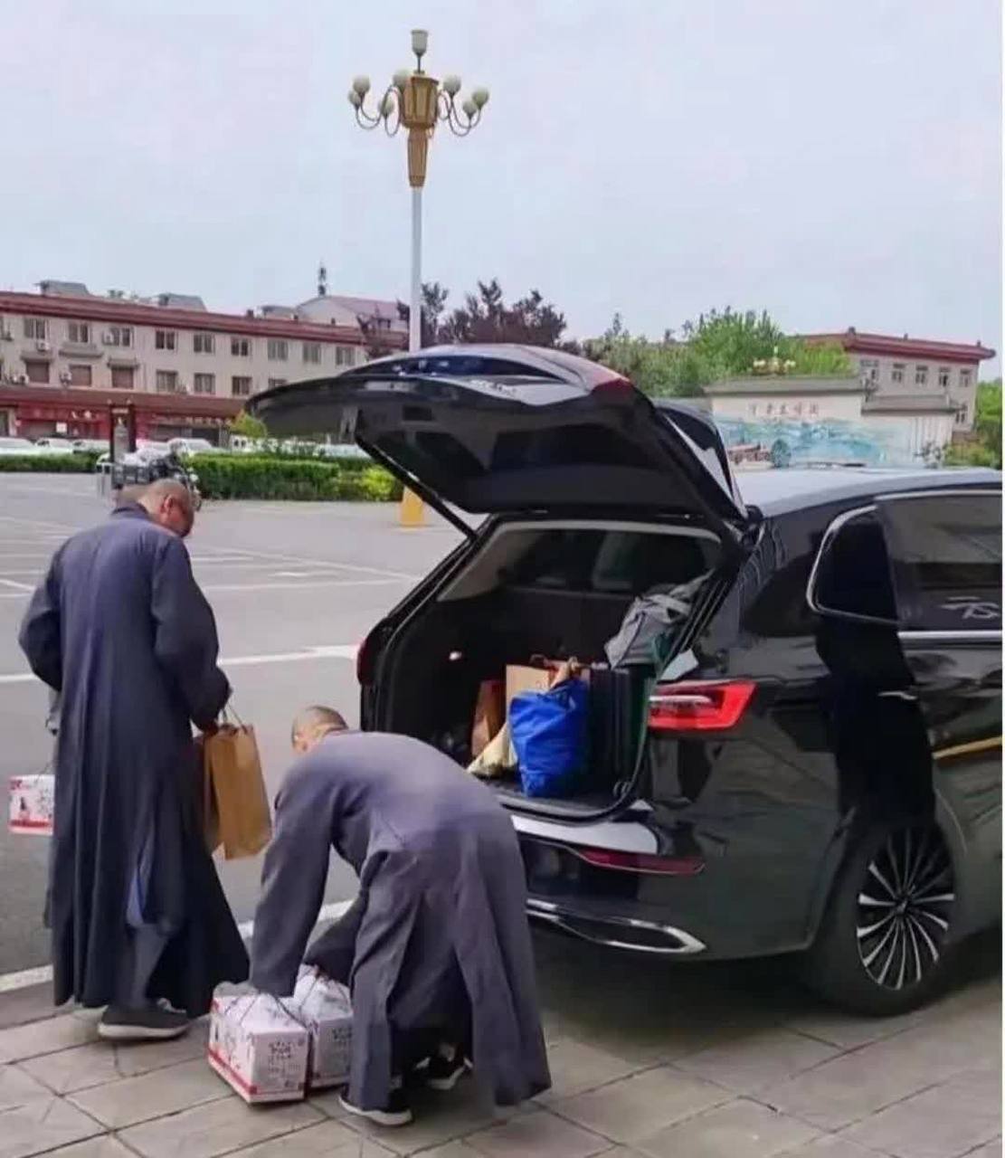 和尚开着豪车[抠鼻]