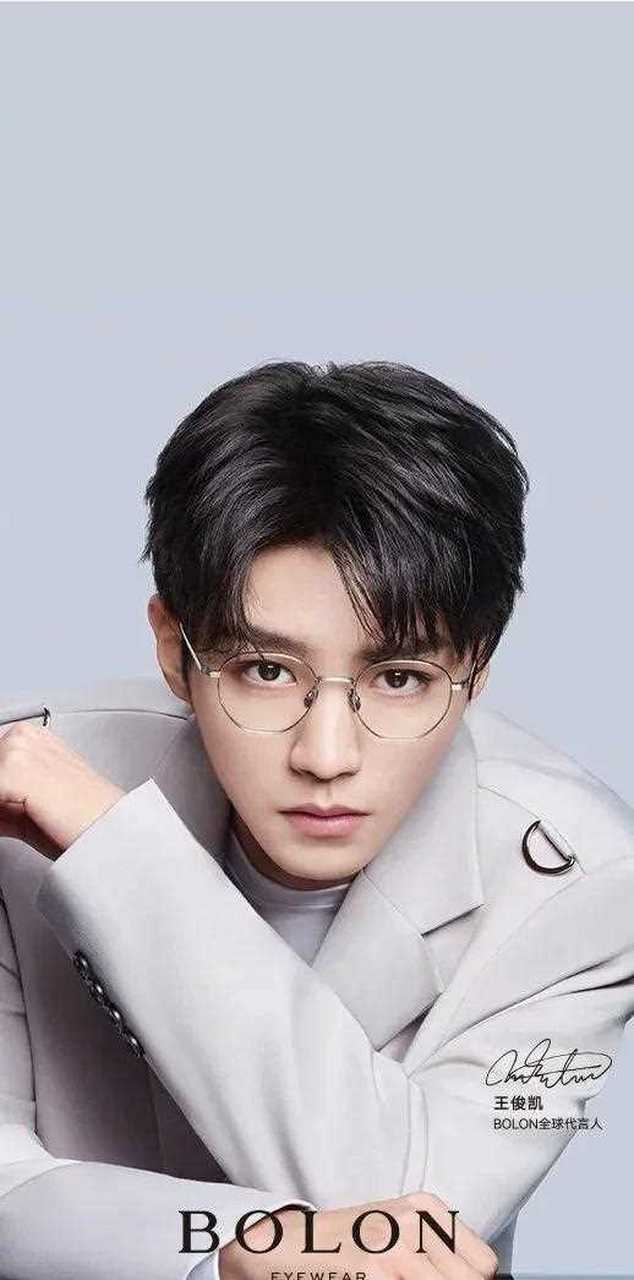 王俊凯x 暴龙眼镜.生活中眼镜也绝对是很能改变气质的单品.