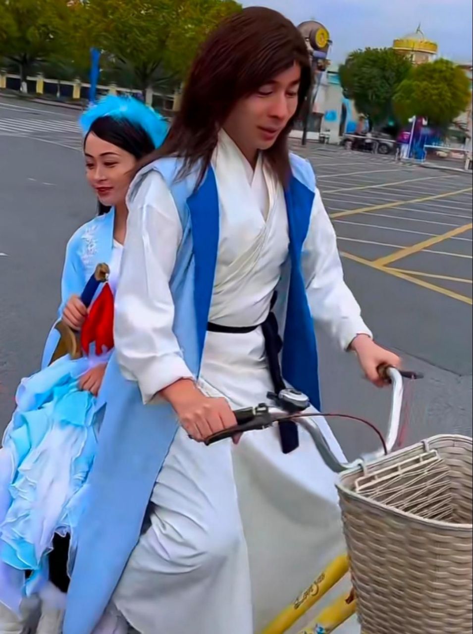 第二梦聂风骑着单车又出来溜达了,风说,头发有点碍事,一个劲的甩头.