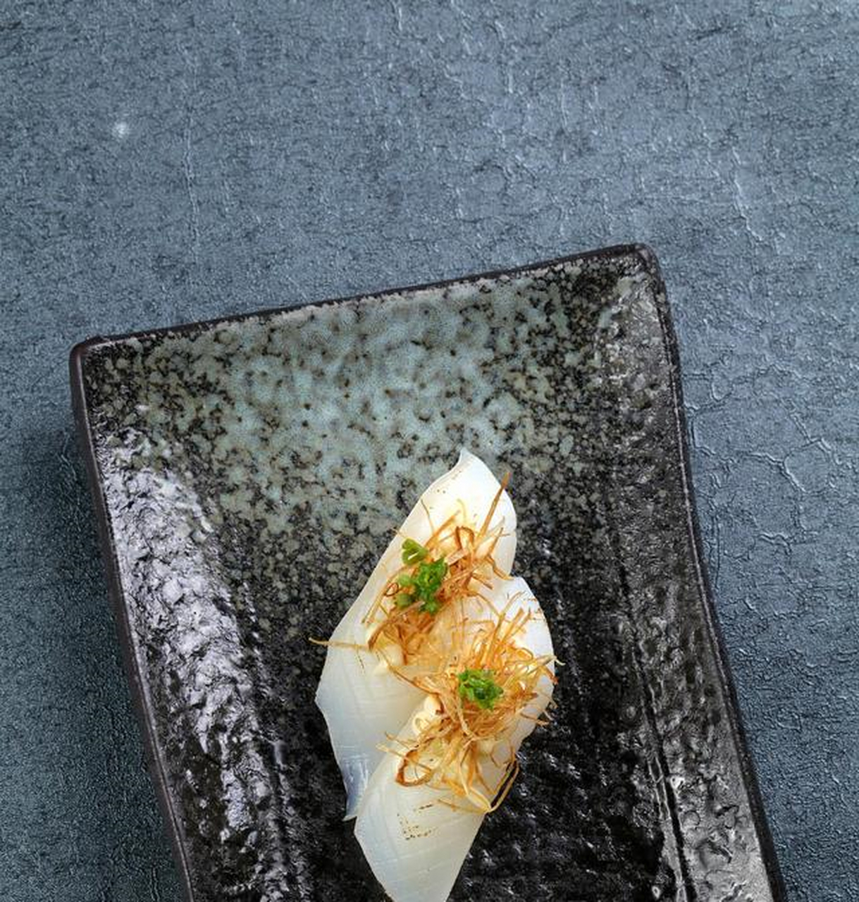 颜色,新鲜的鱿鱼外面会有一层可爱的粉色皮肤,用福尔马林泡过的鱿鱼和