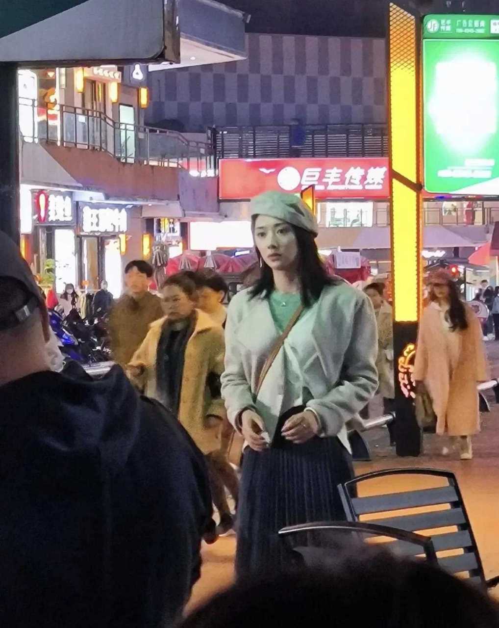 重庆巴南万达广场碰到赵小棠和梁家辉在拍摄新剧