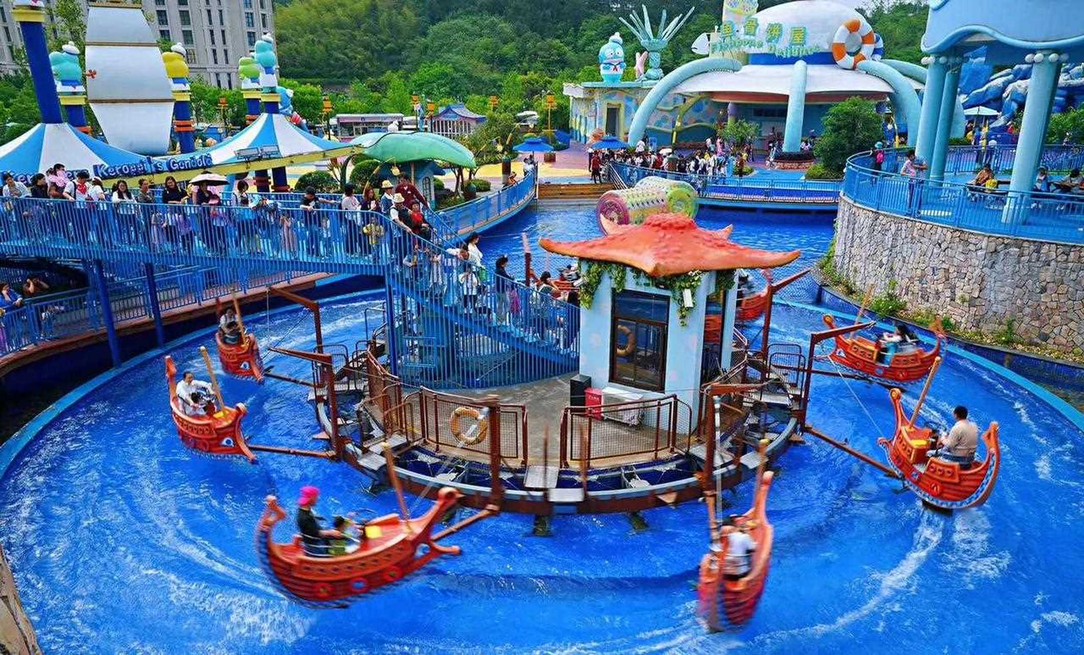 坐落于峰峦迭翠的竹乡安吉,是中国第一座hello kitty的主题乐园,风中