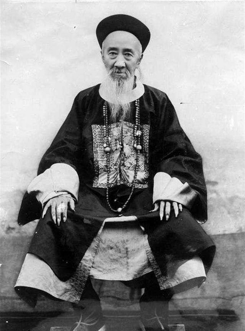 清朝大臣跪拜皇上时,为何要甩2下袖子?原来背后有这么大的学问.