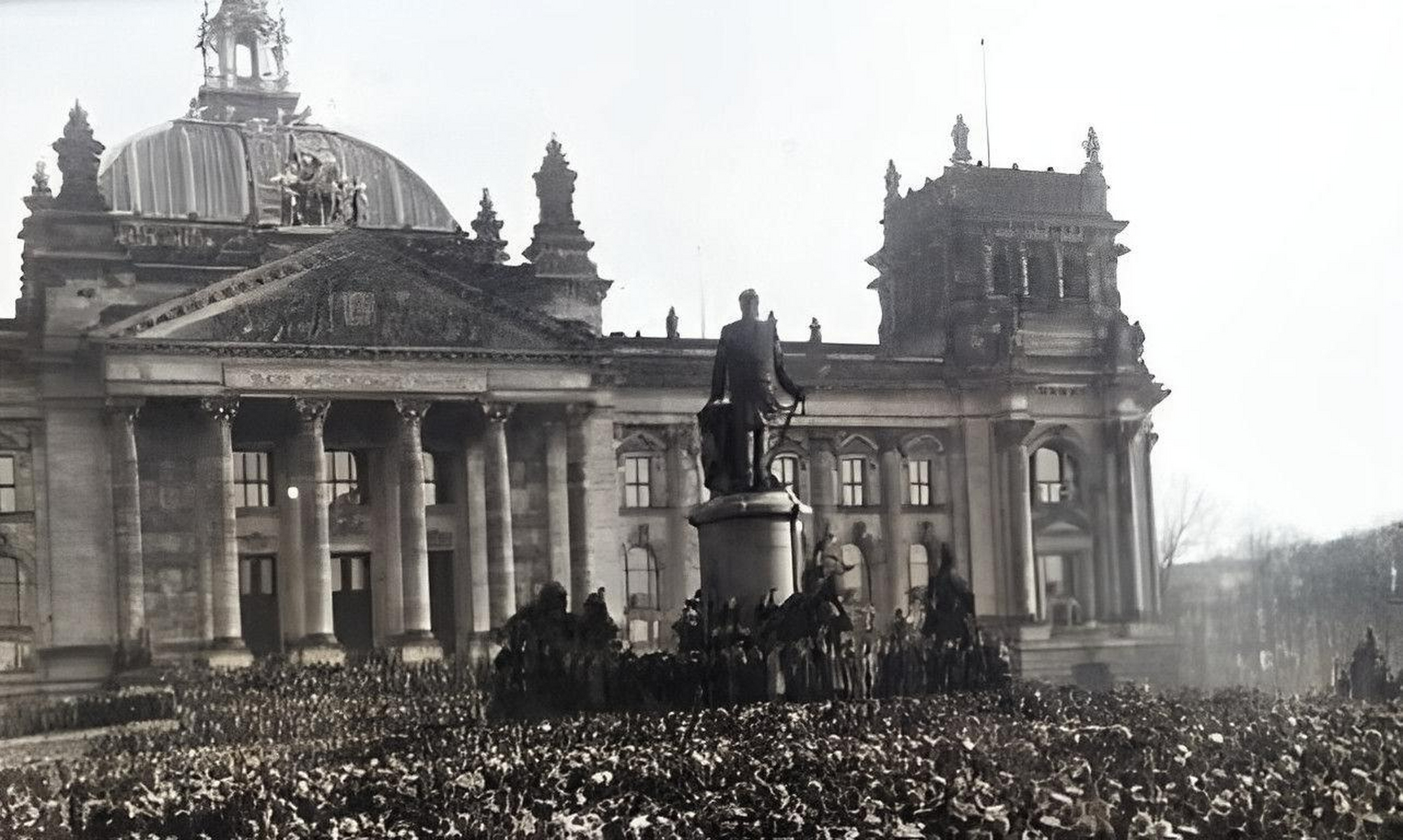 1945年二战后的德国国会大厦. 国会大厦山在战争中遭到严重破坏!