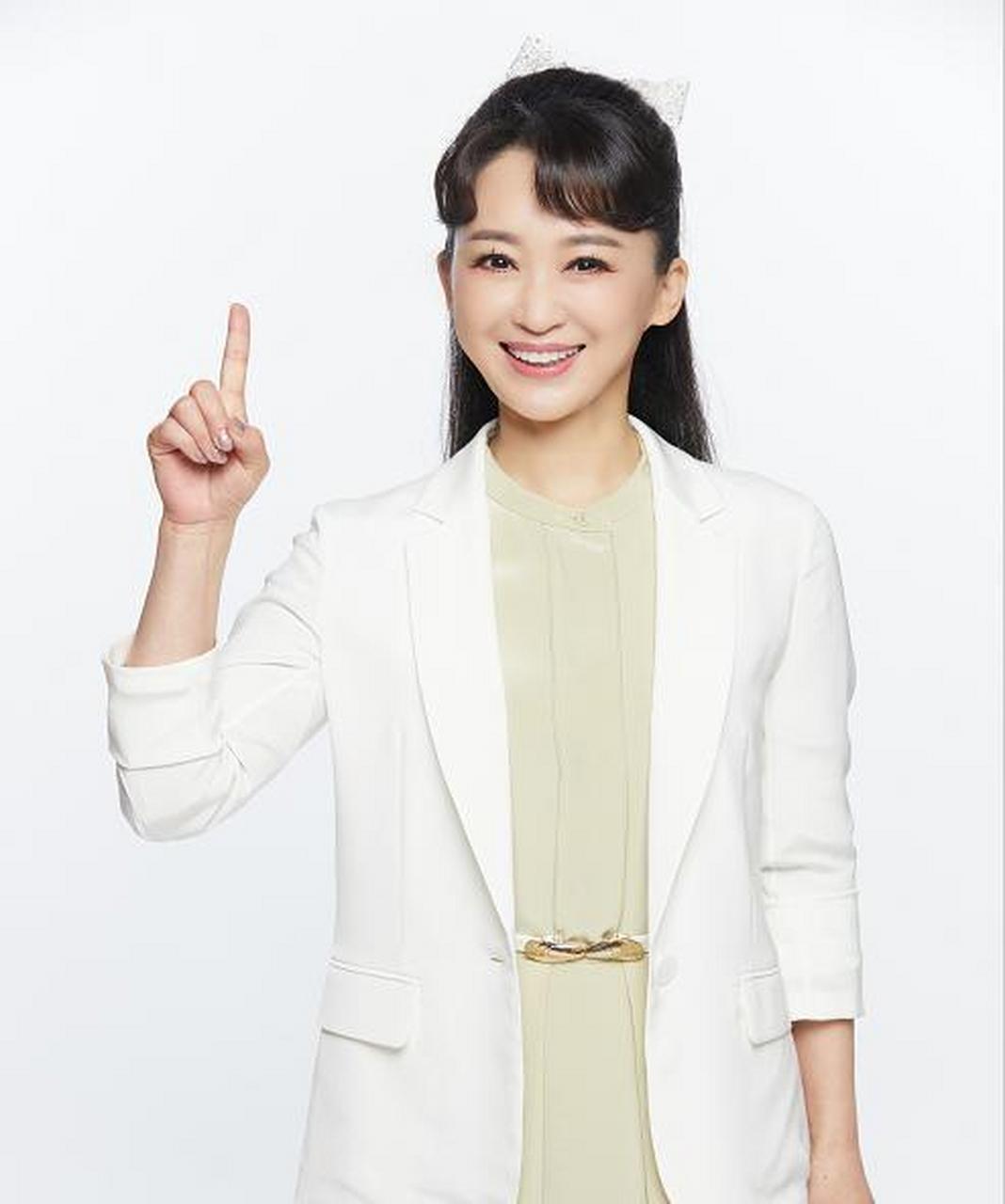 小鹿姐姐:功底扎实敢跨界,入职25年后成功转型为社会新闻主持人