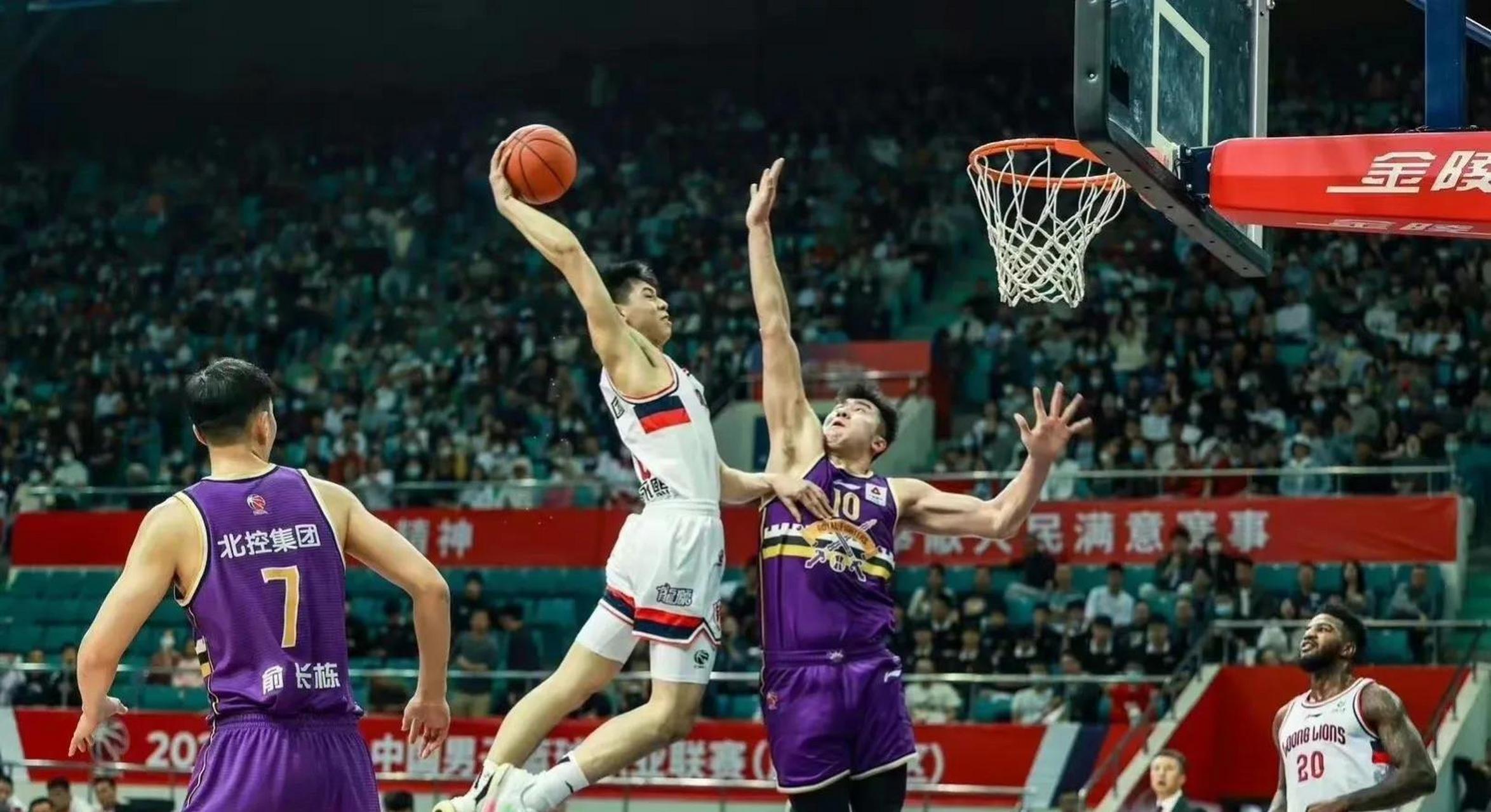 崔永熙选择去广州龙狮的内幕:  小崔当初是在澳洲念完了高中,准备去