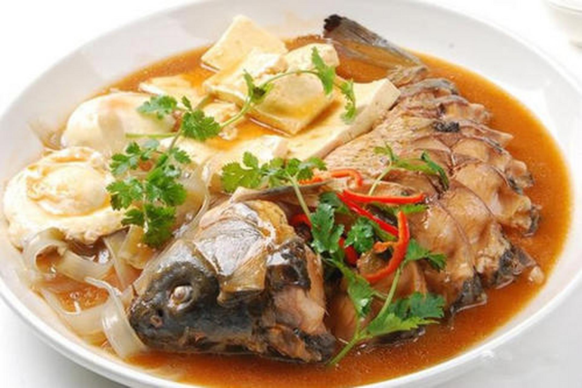 美食教程#得莫利炖活鱼:得莫利炖活鱼是东北的四大炖菜之一,它是以