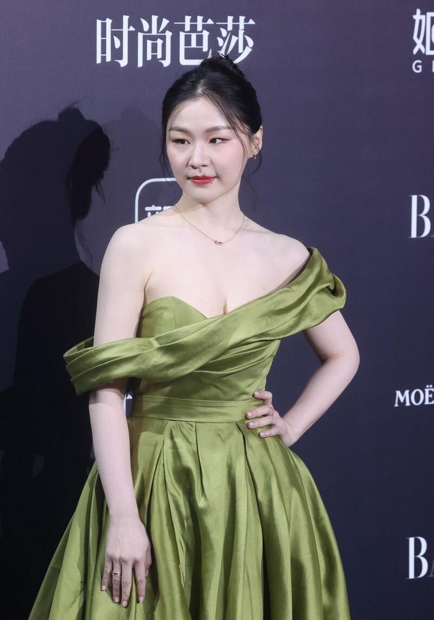 29岁金靖太有料,穿斜肩礼服秀事业线,"奶白肌"更迷人