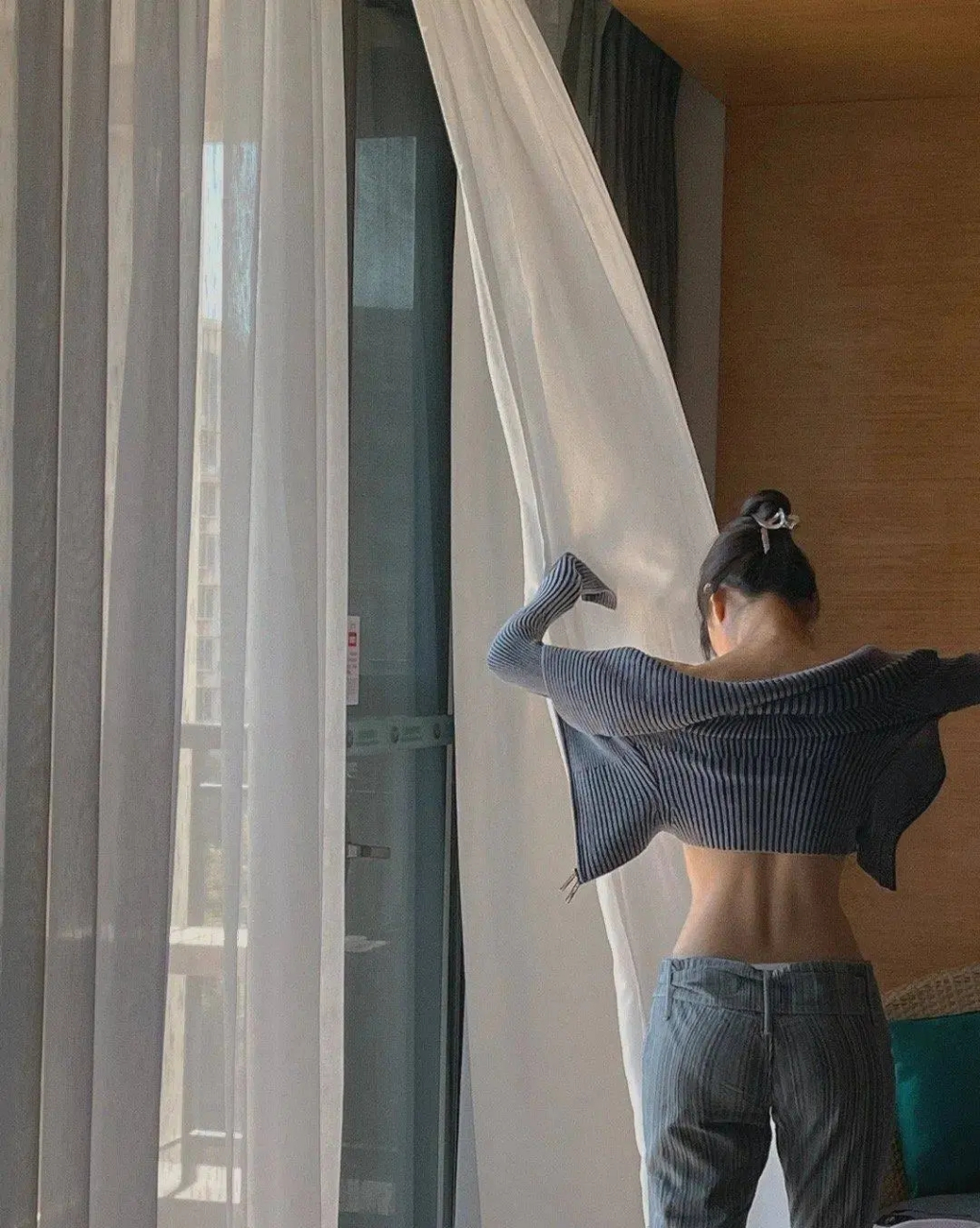 露美背不着寸缕?