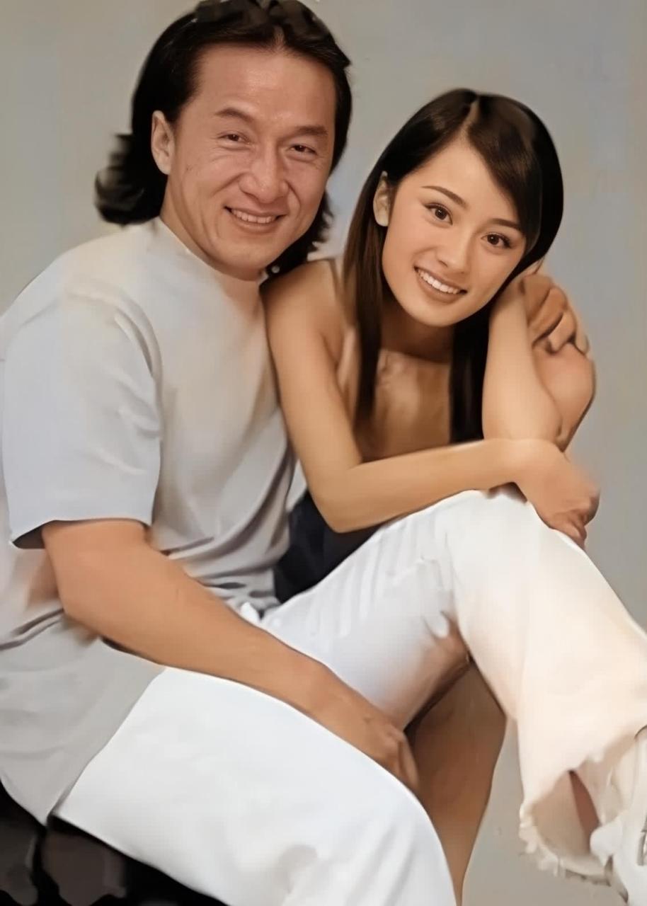 广告中,成龙抱着杨幂,两人一起开怀大笑!