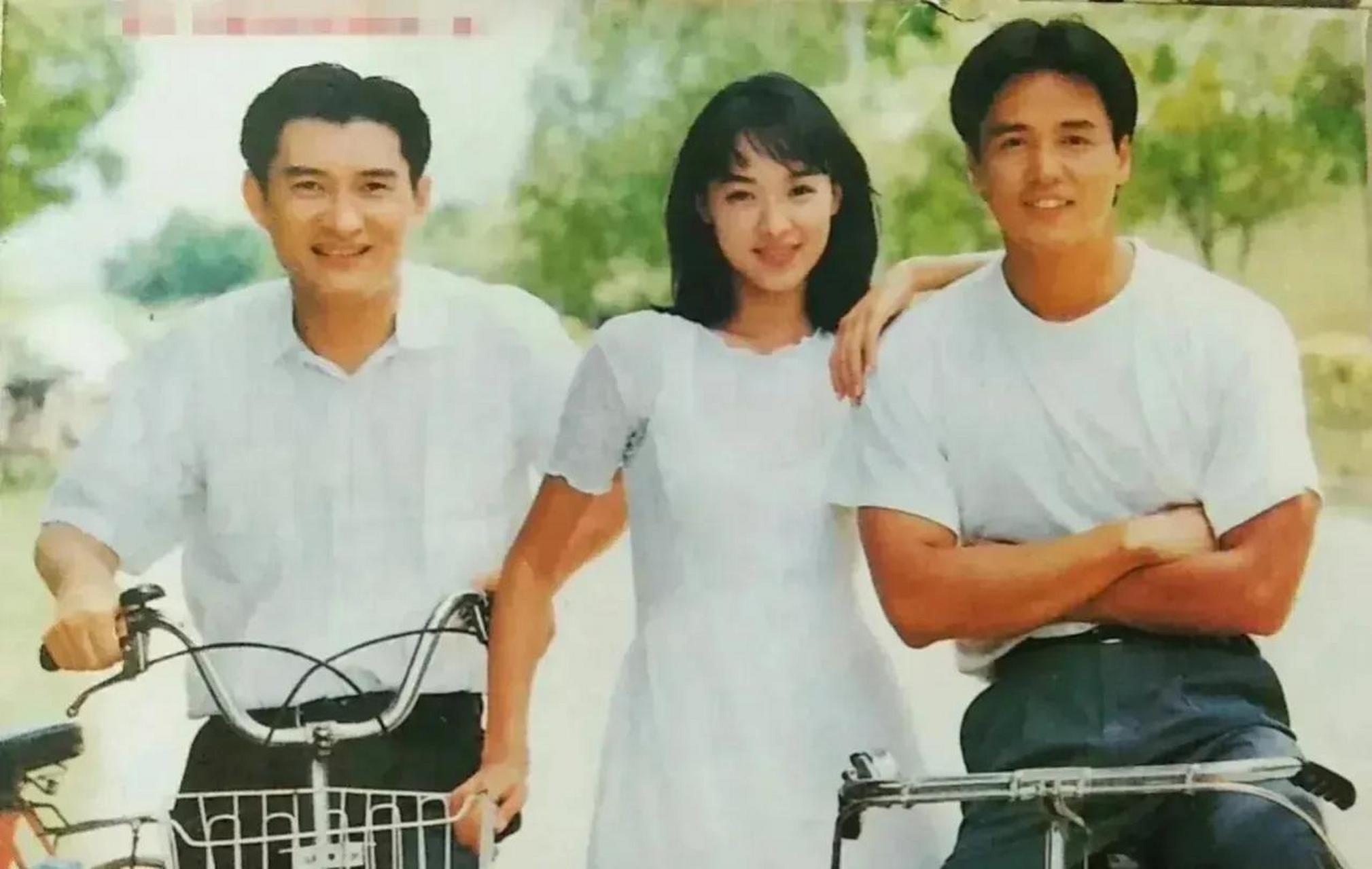 在上世纪90年代的一张合影中,我们可以看到黄安,林瑞阳和一位美丽的
